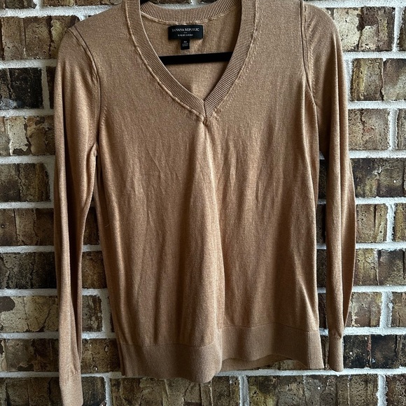 Banana Republic Sweaters - Banana Republic Women's V-Neck Sweater in Tan